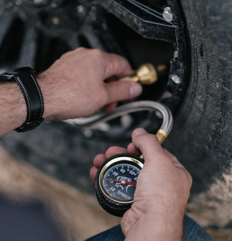 Saber Quick Deflate Tyre Deflator with Glow-in-the-Dark Gauge